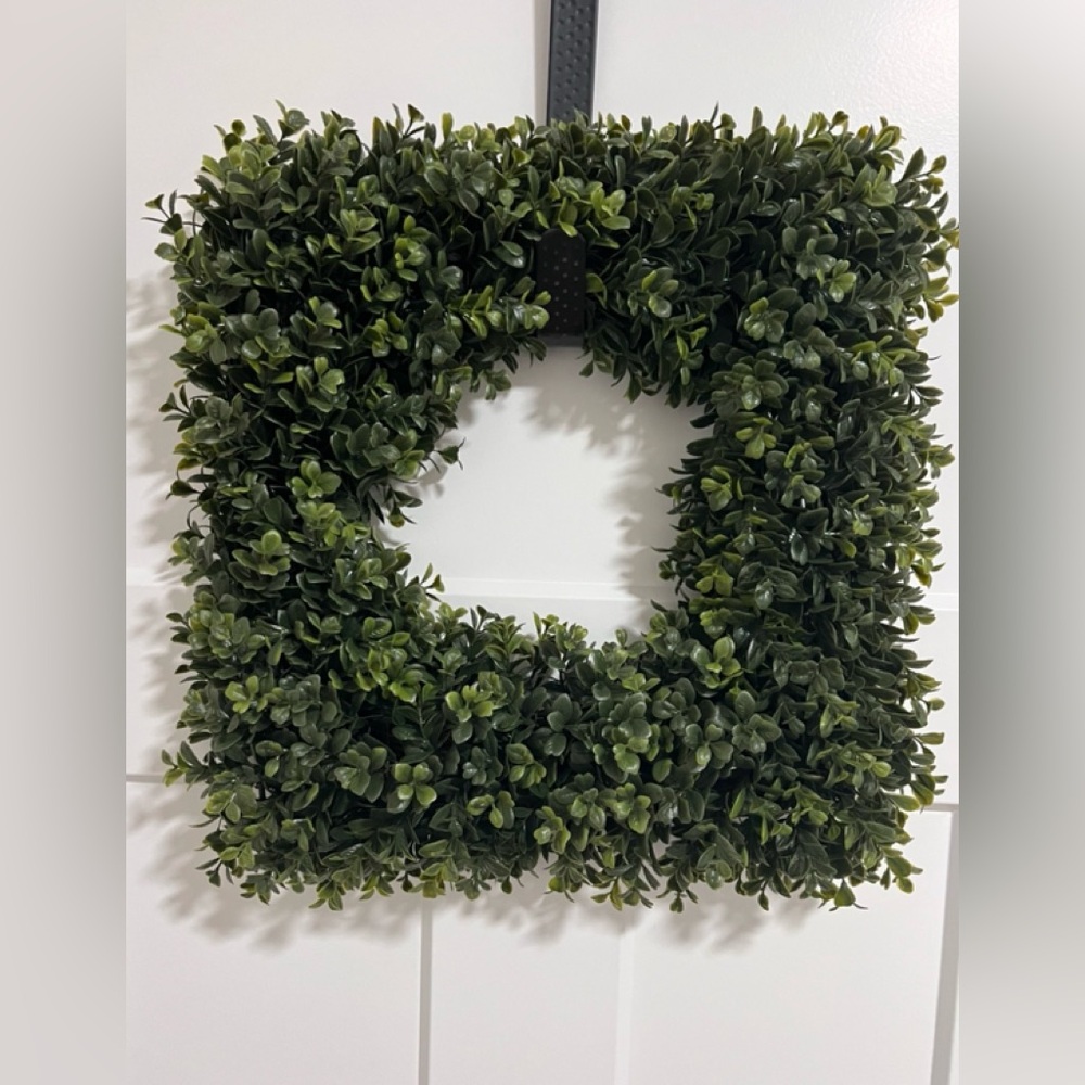 Pure Garden Boxwood Wreath - 16.5-Inch Square UV Resistant  outdoor/indoor